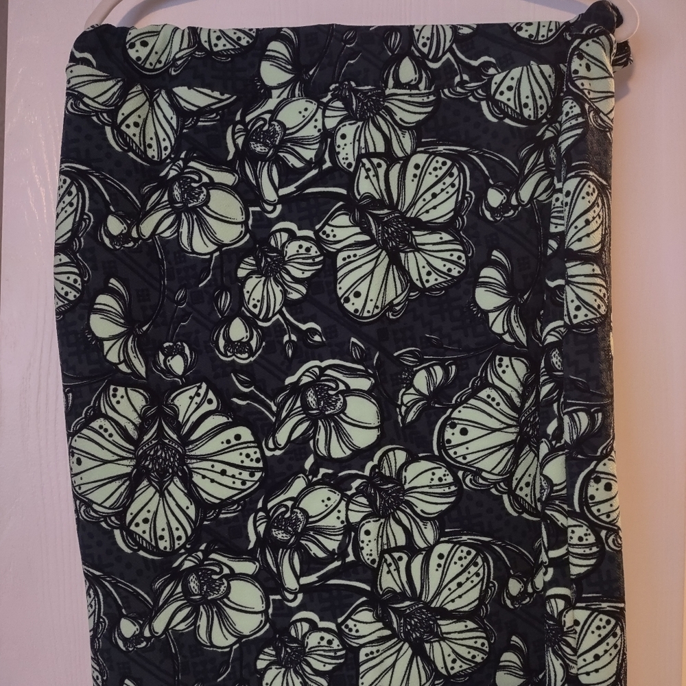 2XL LulaRoe Cassie Skirt with floral pattern